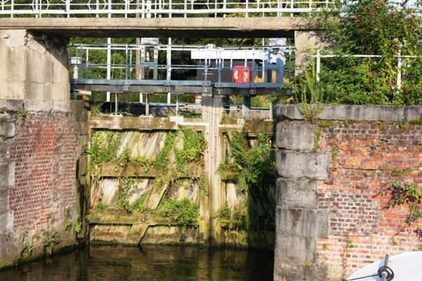 Kortrijk lock gates.jpg