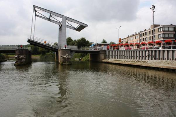 Lift bridge at Deinze closing.jpg