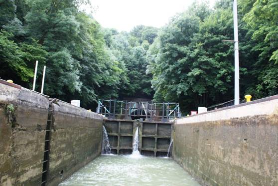 Lock and tunnel St Aignan.jpg