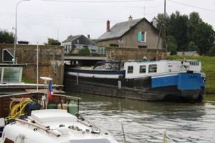 Peniche stripped for low bridge.jpg