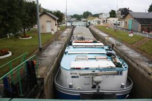 Tight fit at Pont a Bar lock.jpg